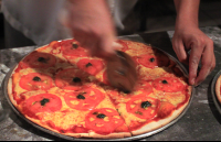        victorias cutting pizza 
  - Costa Rica