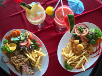        el ancla seafood entrees pinacolada planterspunch 
  - Costa Rica
