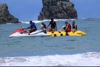        banana boat picking up 
  - Costa Rica